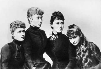 Принцессы Гессенские (слева направо) Ирена, Виктория, Элла, Алиса. 1883 г. (РГАКФД)